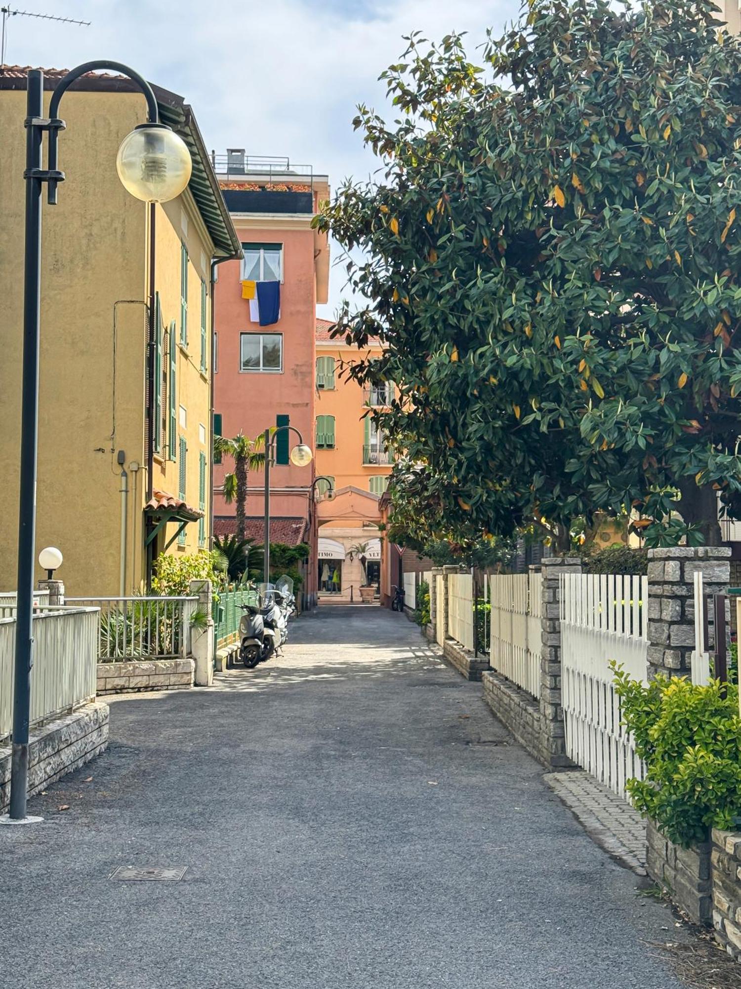 Casa Febo, In Centro Con Parcheggio Privato A 200 Mt Dal Mare Hotel Bordighera Exterior foto