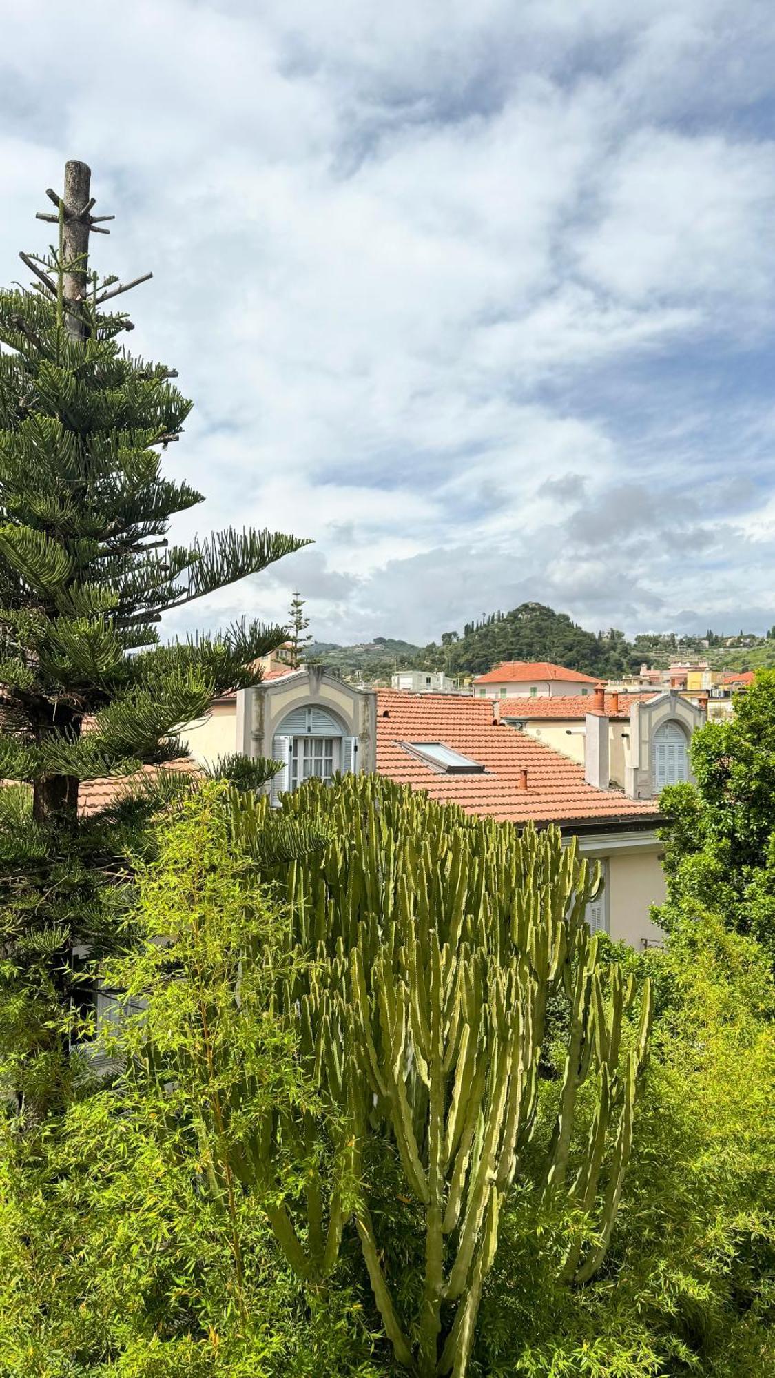 Casa Febo, In Centro Con Parcheggio Privato A 200 Mt Dal Mare Hotel Bordighera Exterior foto